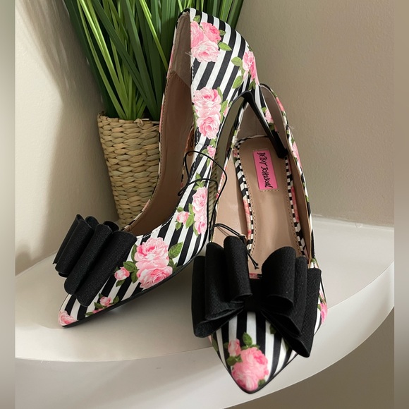 Betsey Johnson Statement Heel - Picture 6 of 12